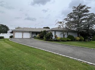 6 Seabreeze Ln, West Islip, NY 11795