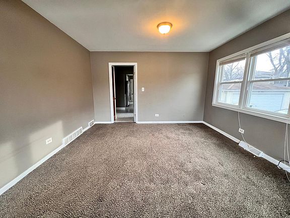 5th image of 16W661 56th St #1