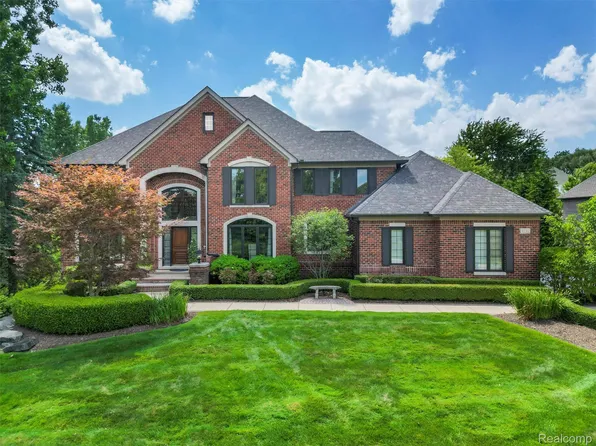 4732 Goodison Place Dr, Rochester, MI 48306