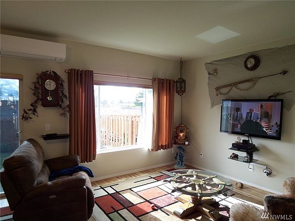 4th image of 1052 42nd Ct NE