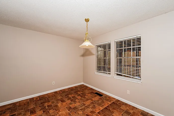 3 bed, 2.0 bath, 1620 sqft, $1,795 — Photo 3