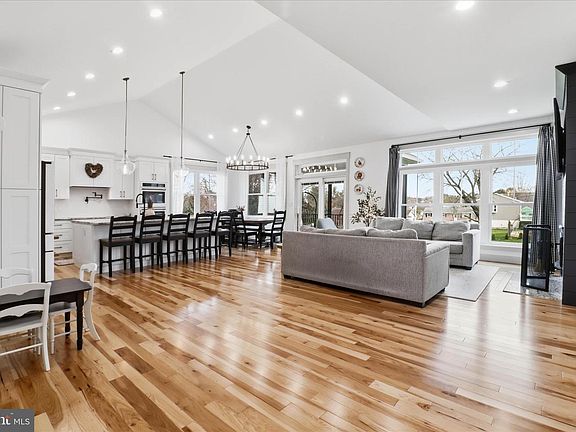 5th image of 101 Ackley Cir