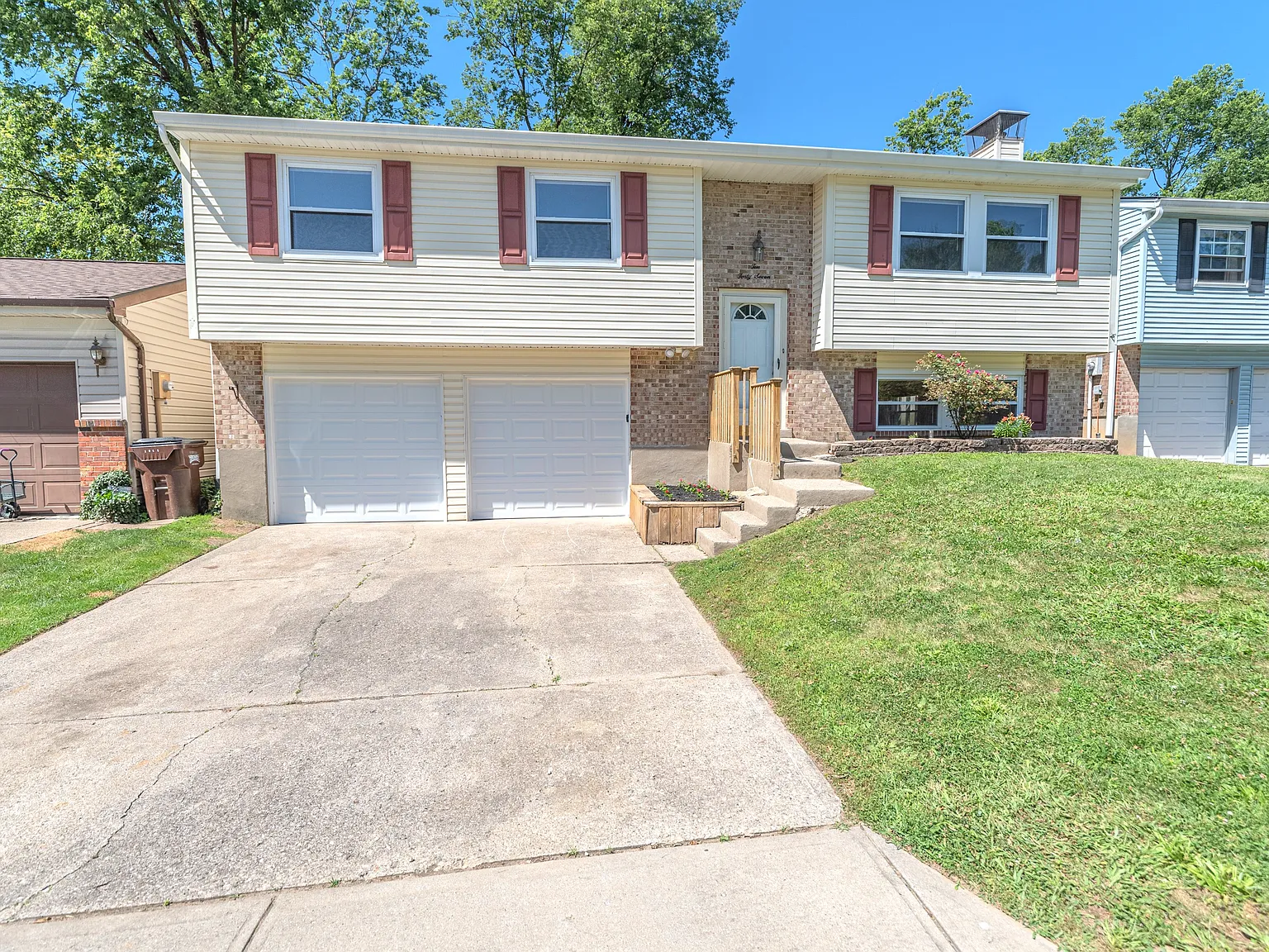 3 bed, 1035 sqft, $2,300 — Photo 2