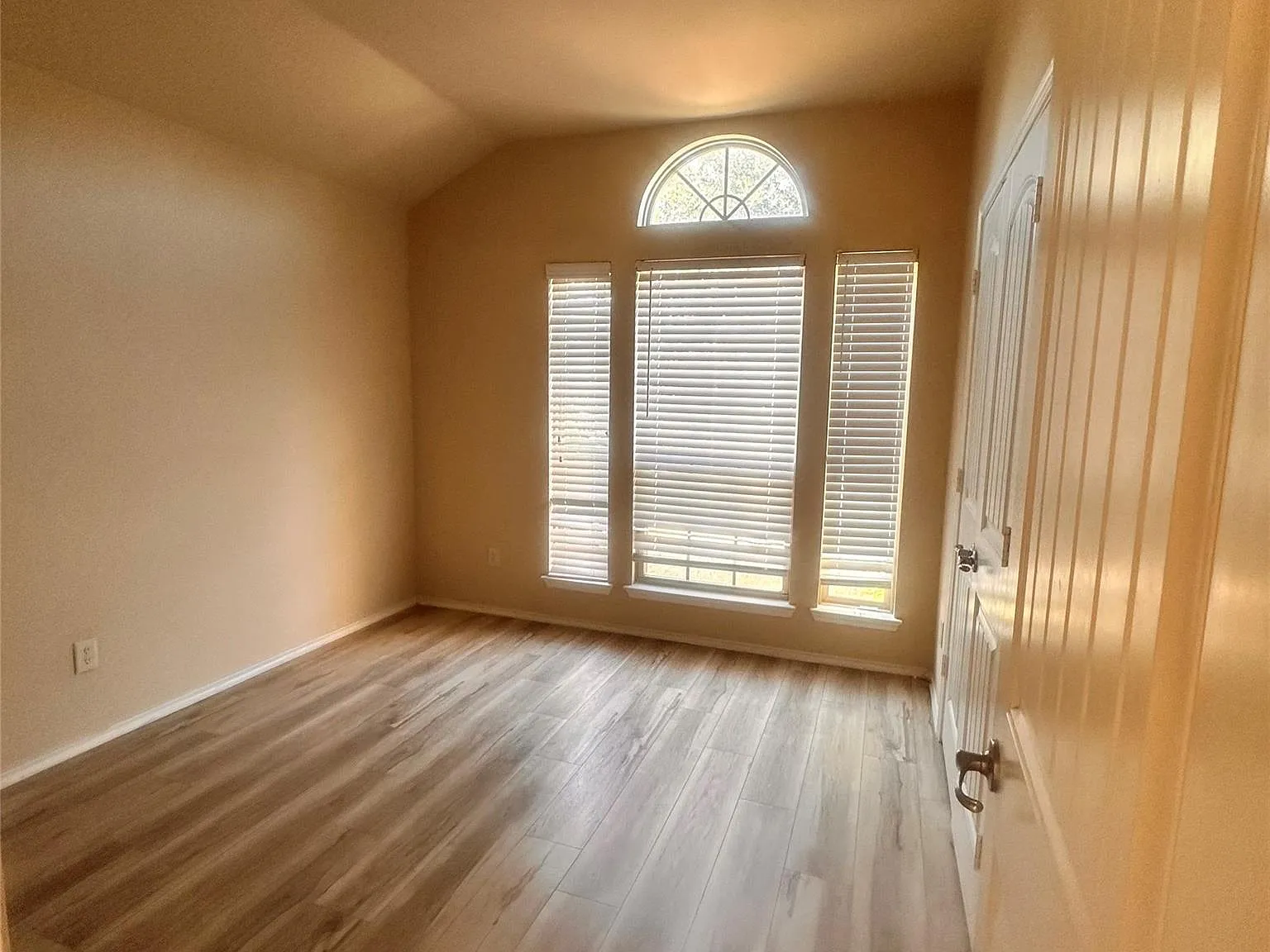 3 bed, 1402 sqft, $1,895 — Photo 4