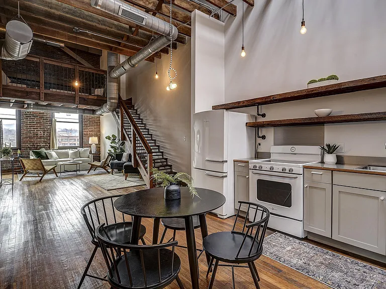 110 W Market St — Photo 6