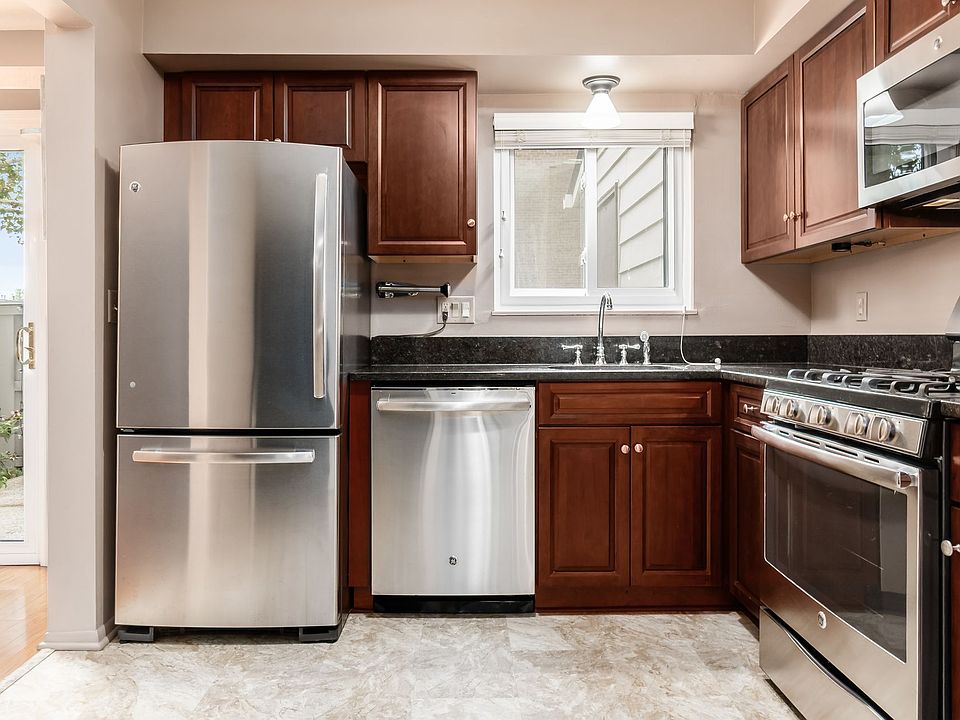 Fully applianced kitchen