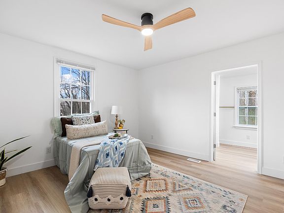 5th image of 135 Old Country Rd