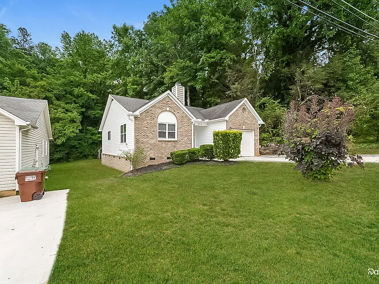 308 Lindale Dr — Photo 3