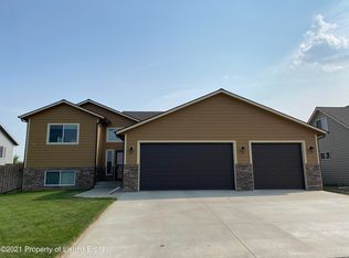 1924 Dennys St, Dickinson, ND 58601