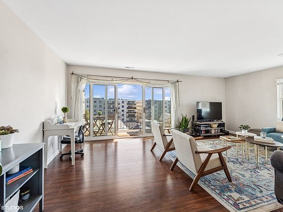 3rd image of 215 Marengo Ave APT 6D