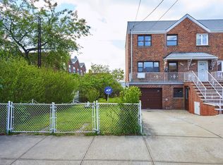 5770 74th St, Flushing, NY 11379