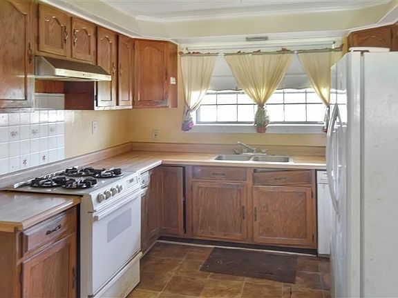 2nd image of 308 Oak Ln