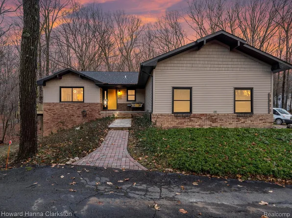 1625 Perry Lake Rd, Ortonville, MI 48462