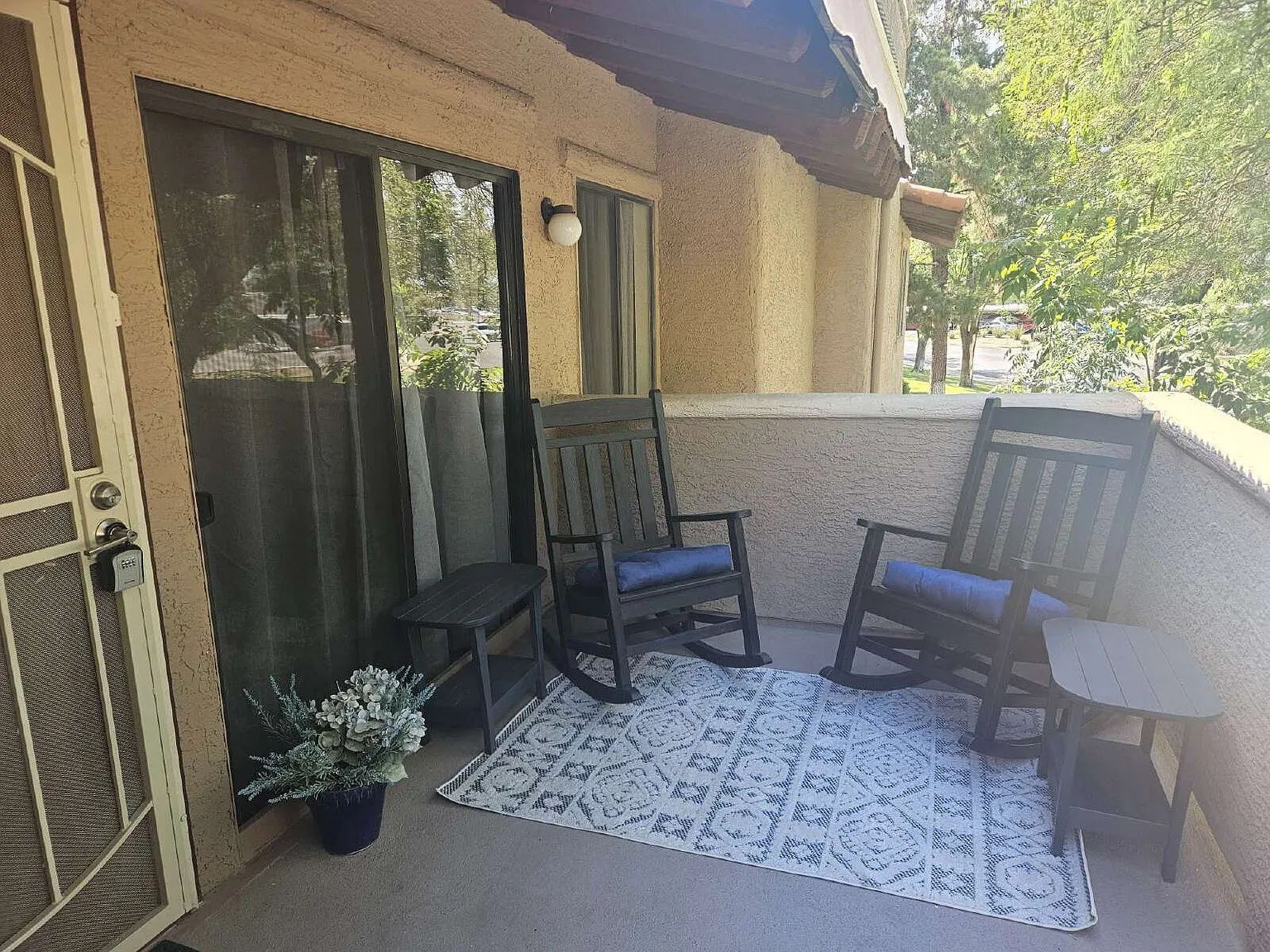 2 bed, 2.0 bath, 909 sqft, $2,495 — Photo 2