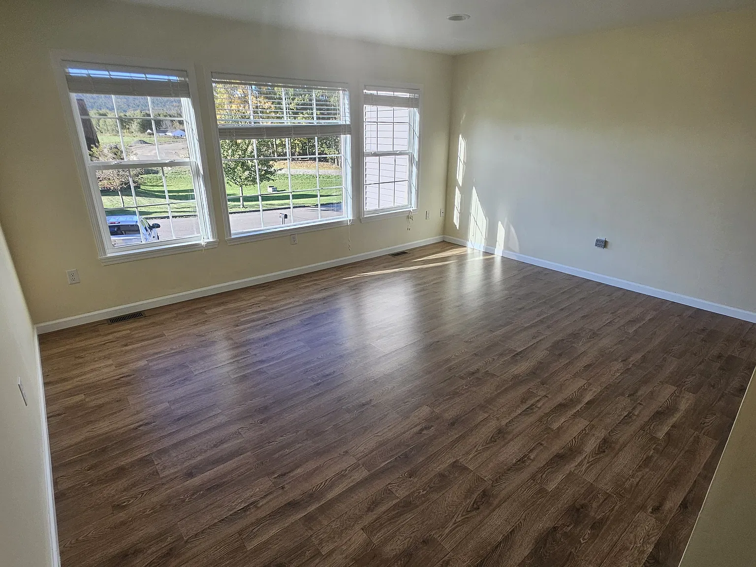 3 bed, 2.5 bath, 1600 sqft, $2,000 — Photo 2