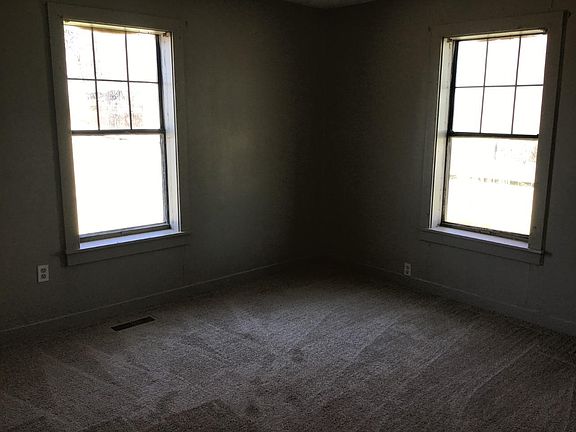 3rd image of 413 Elm St