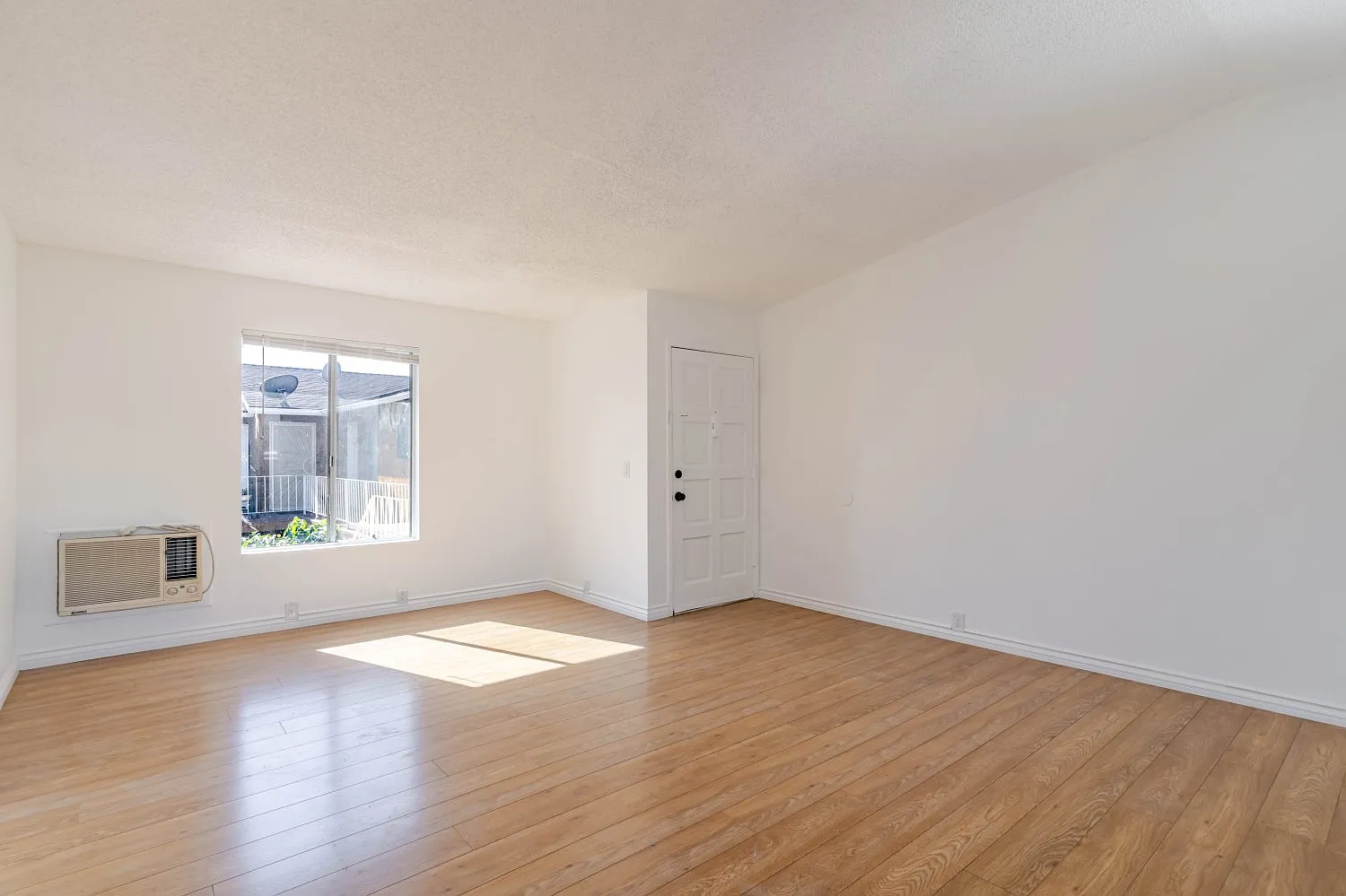 2 bed, 800 sqft, $2,450 — Photo 3