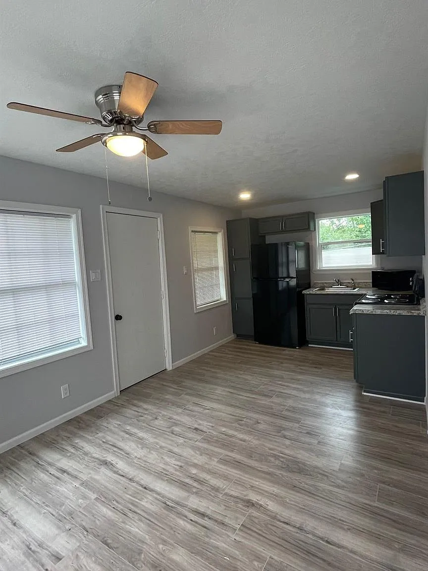 1 bed, 1.0 bath, 500 sqft, $900 — Photo 2