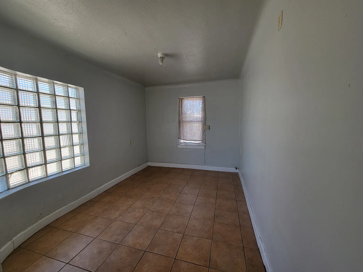 470 S Foch St — Photo 4