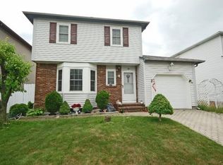 26 Tanbark Dr, Parlin, NJ
