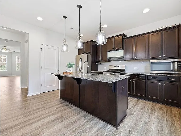 3 bed, 2249 sqft, $2,345 — Photo 2