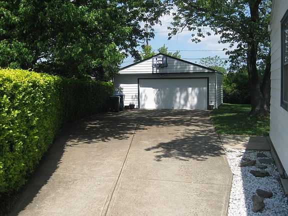 4th image of 11500 Aaron Dr