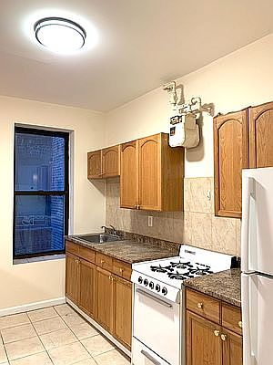 4th image of 561 Lenox Ave #14