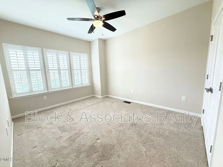 537 Austin View Blvd — Photo 34
