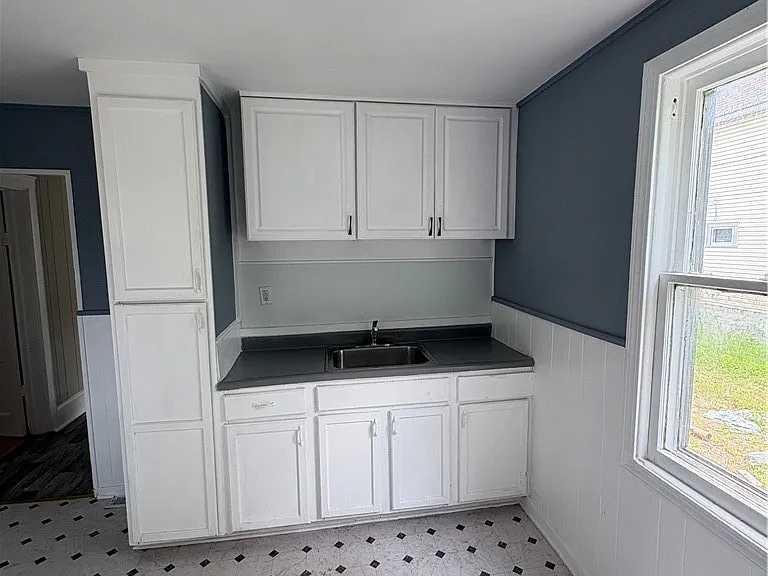 233 Laird Ave — Photo 5