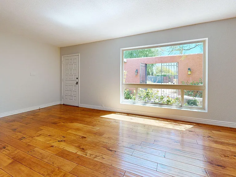 2534 S Grandview Ave — Photo 7
