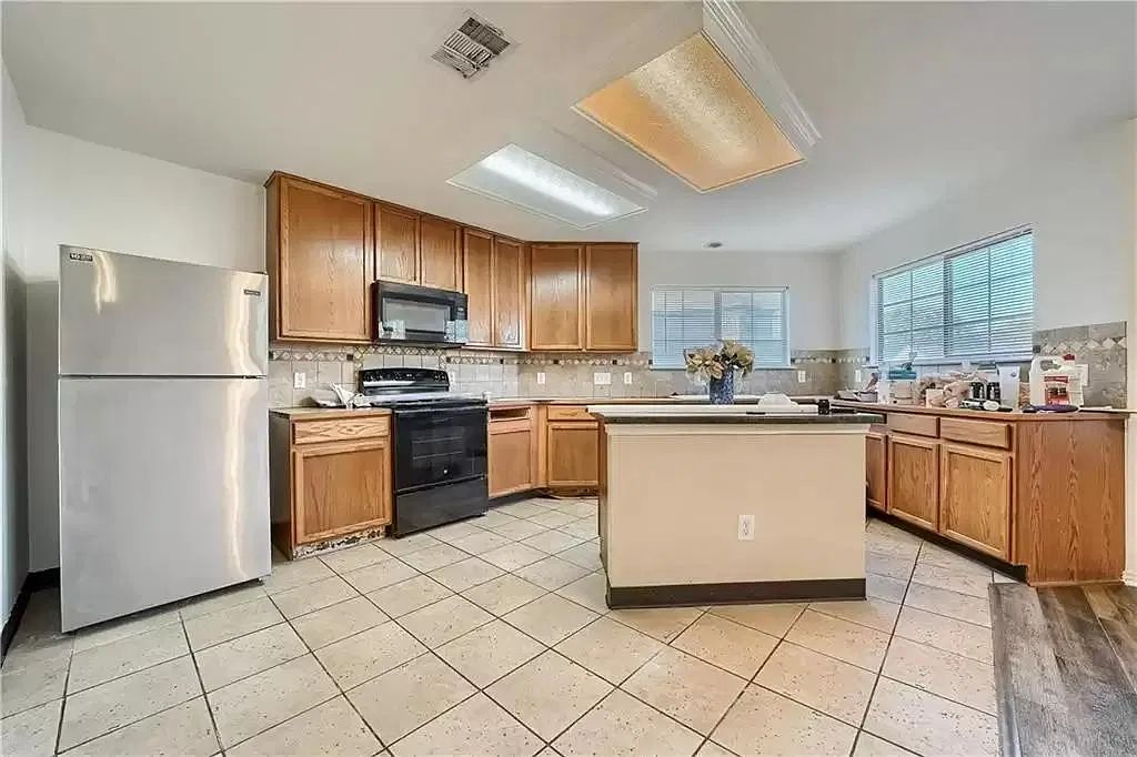 5 bed, 3743 sqft, $3,200 — Photo 4