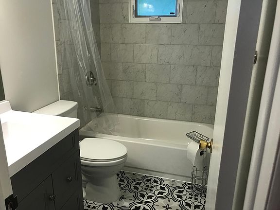 4th image of 637 N Center St