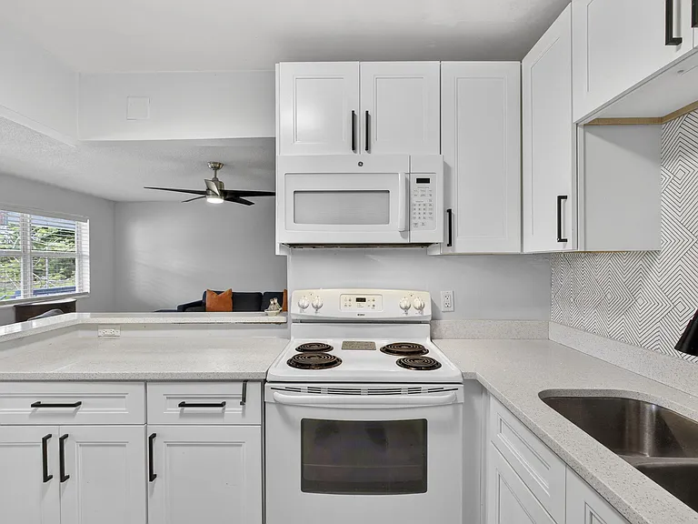 155 Windsor Dr #G — Photo 1