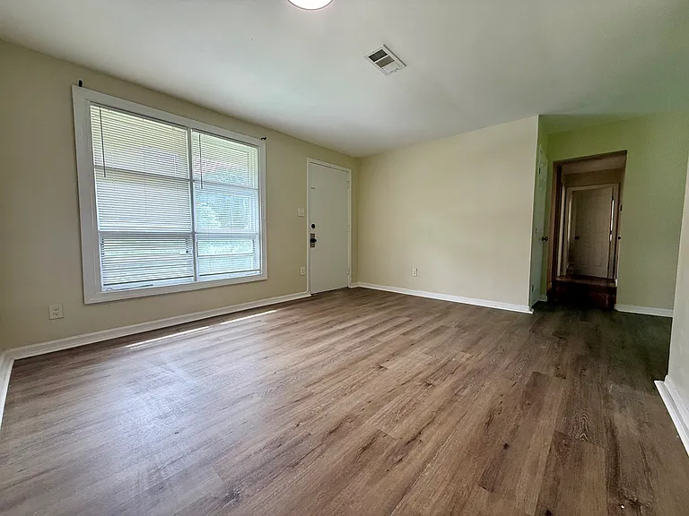 1227 Avondale Rd — Photo 2