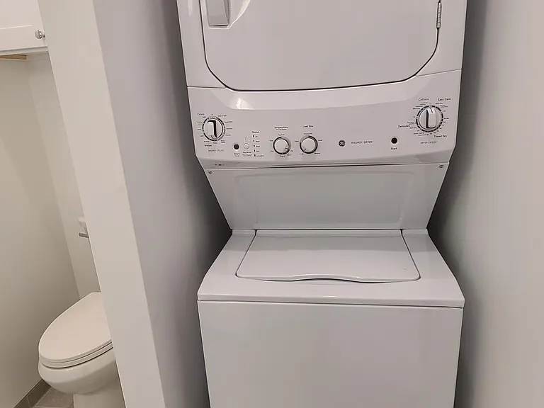Laundry Center - Stacked Washer and Drier (Gas)