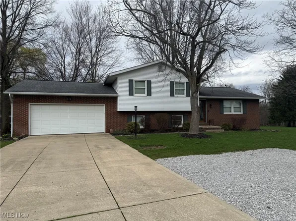 2045 Pondview Cir NW, Uniontown, OH 44685