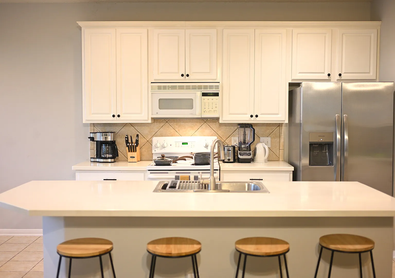 Casa Burberry - Spacious Townhouse w/Private Yard in The Woodlands — Photo 4