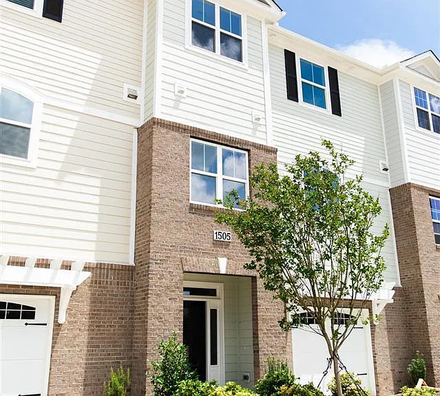 517 Gathering Park Cir — Photo 2