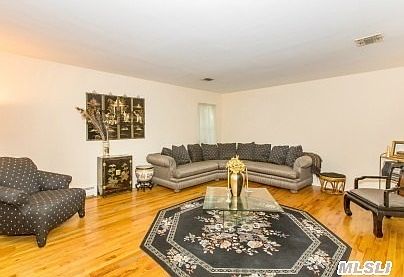 4th image of 14 Louis Dr