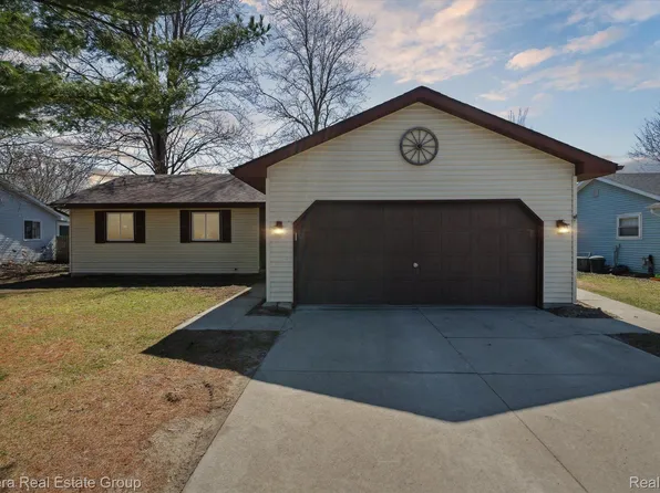 3331 Krafft Rd, Fort Gratiot, MI 48059