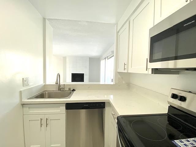 1st image of 922 S Barrington Ave #2e2324f85