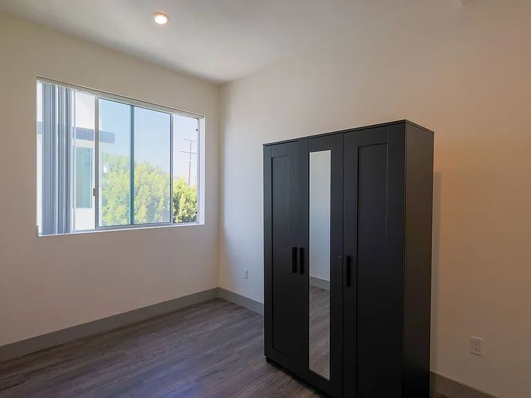 1208 W 25th St — Photo 33