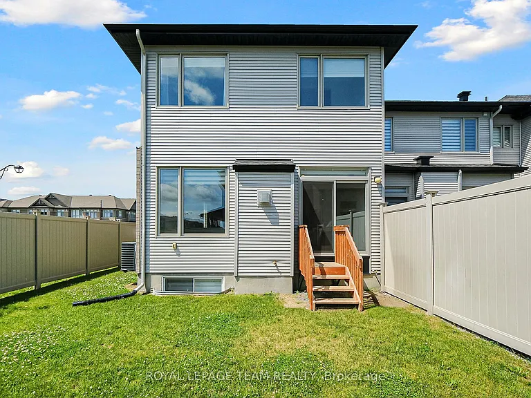 799 Cairn Cres — Photo 4