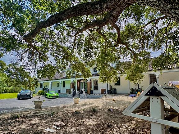 3rd image of 18950 SW 50th St