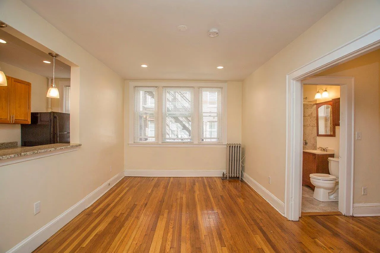 1 bed, 410 sqft, $2,300 — Photo 3