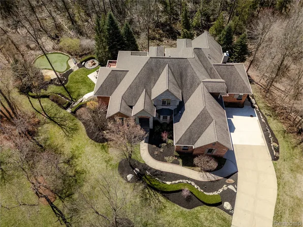 541 Iroquois Ct, Oxford, MI 48371