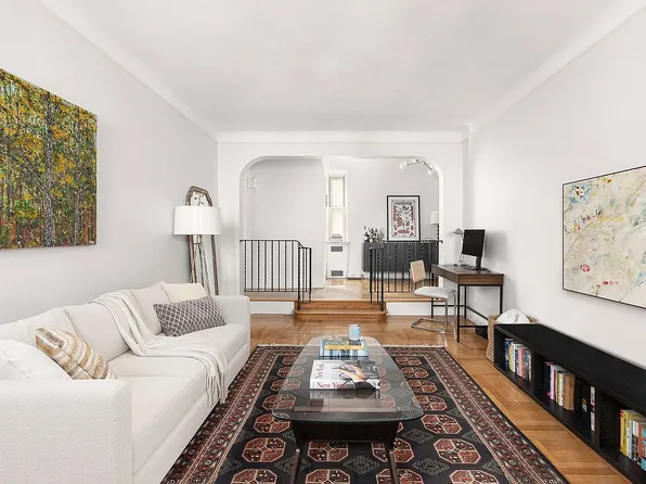 210 W 19th St APT 2D, New York, NY 10011