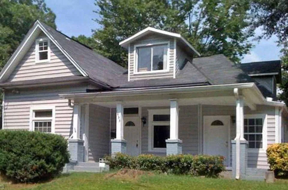8 bed, 4000 sqft, $800 — Photo 1
