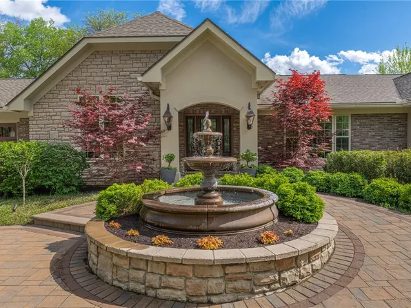 317 Colonial Ln, Dayton, OH 45429