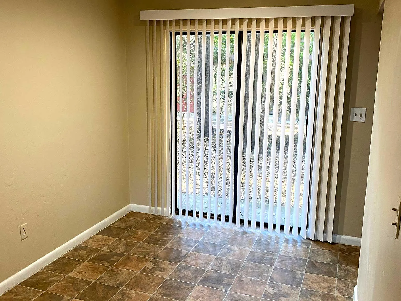 2 bed, 1.5 bath, 1048 sqft, $990 — Photo 3